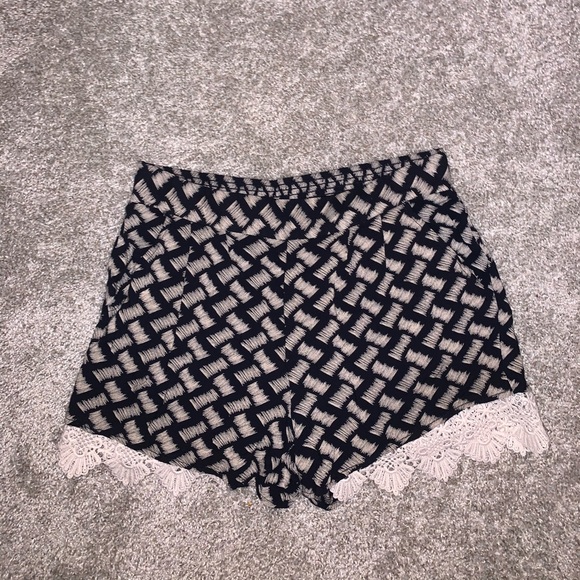 A. Byer Cream & Black shorts size S - Picture 2 of 6